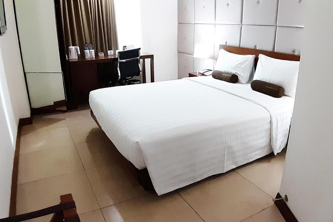 Park Hotel Cawang Джакарта Екстериор снимка