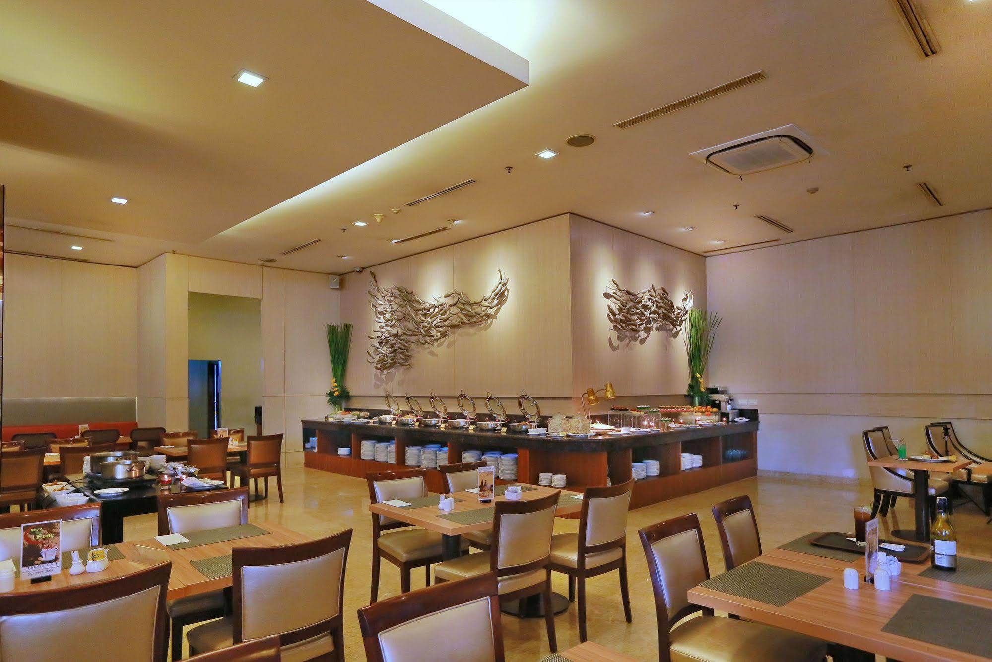 Park Hotel Cawang Джакарта Екстериор снимка