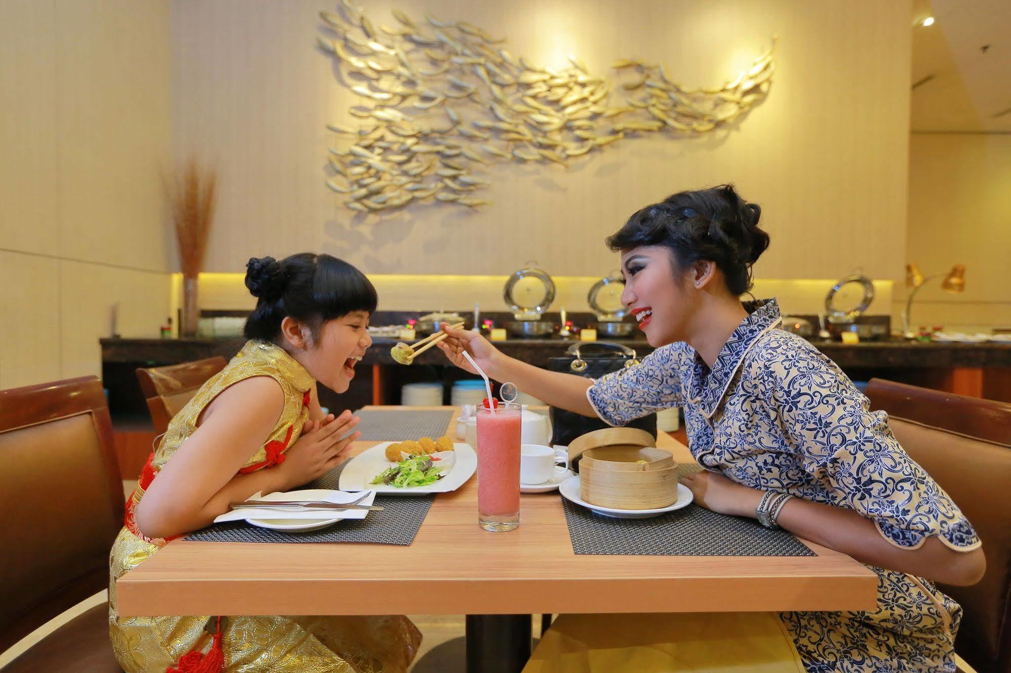 Park Hotel Cawang Джакарта Екстериор снимка