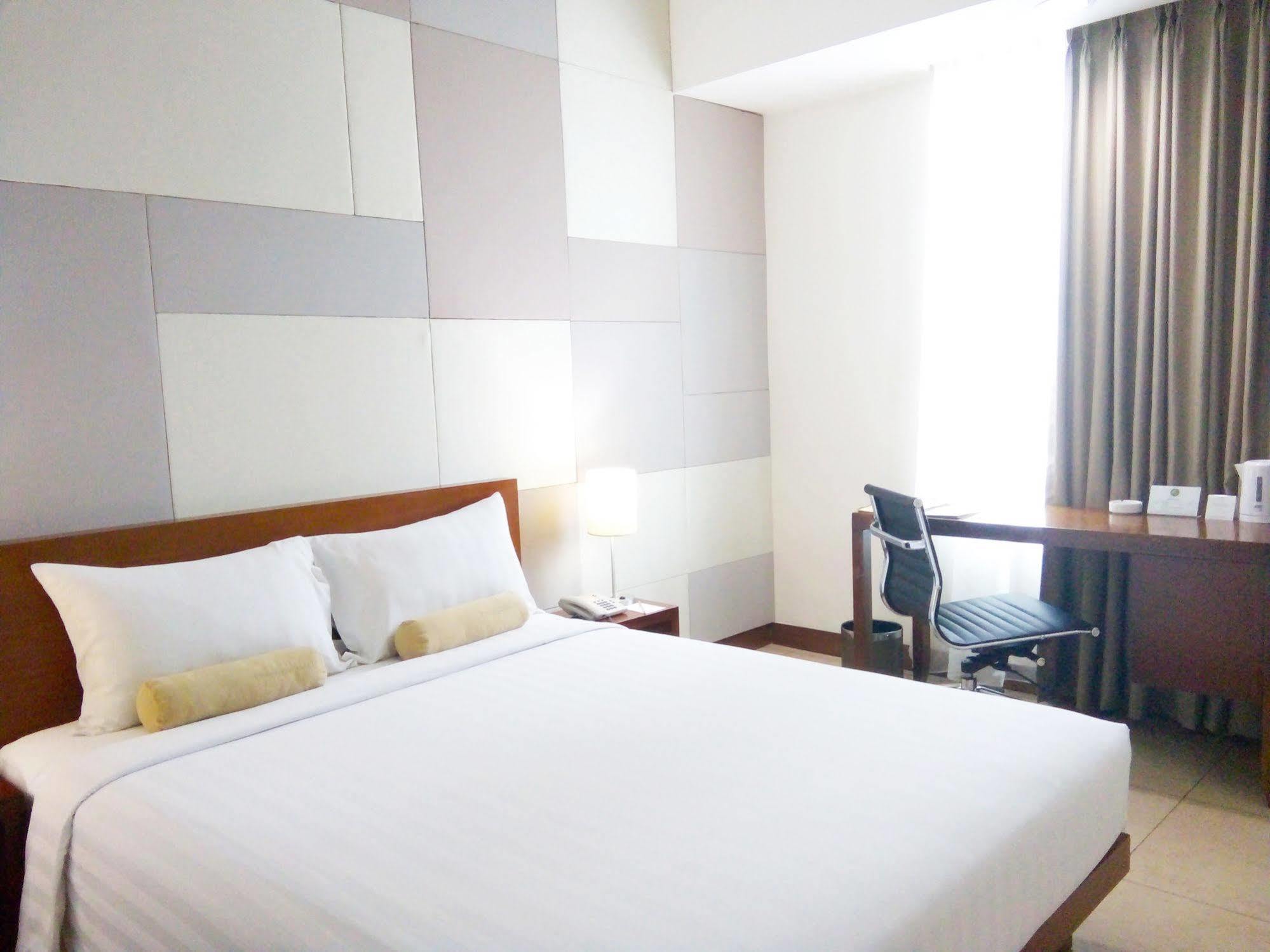 Park Hotel Cawang Джакарта Екстериор снимка