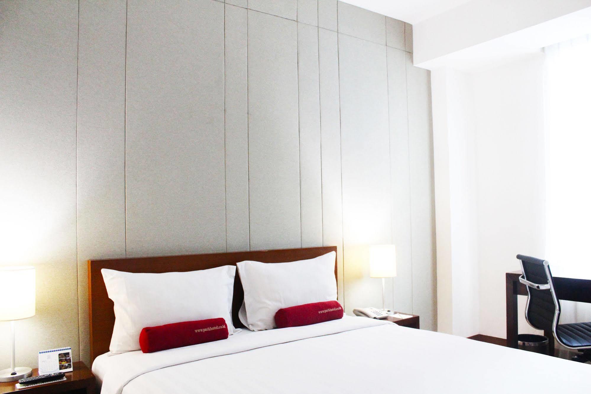 Park Hotel Cawang Джакарта Екстериор снимка