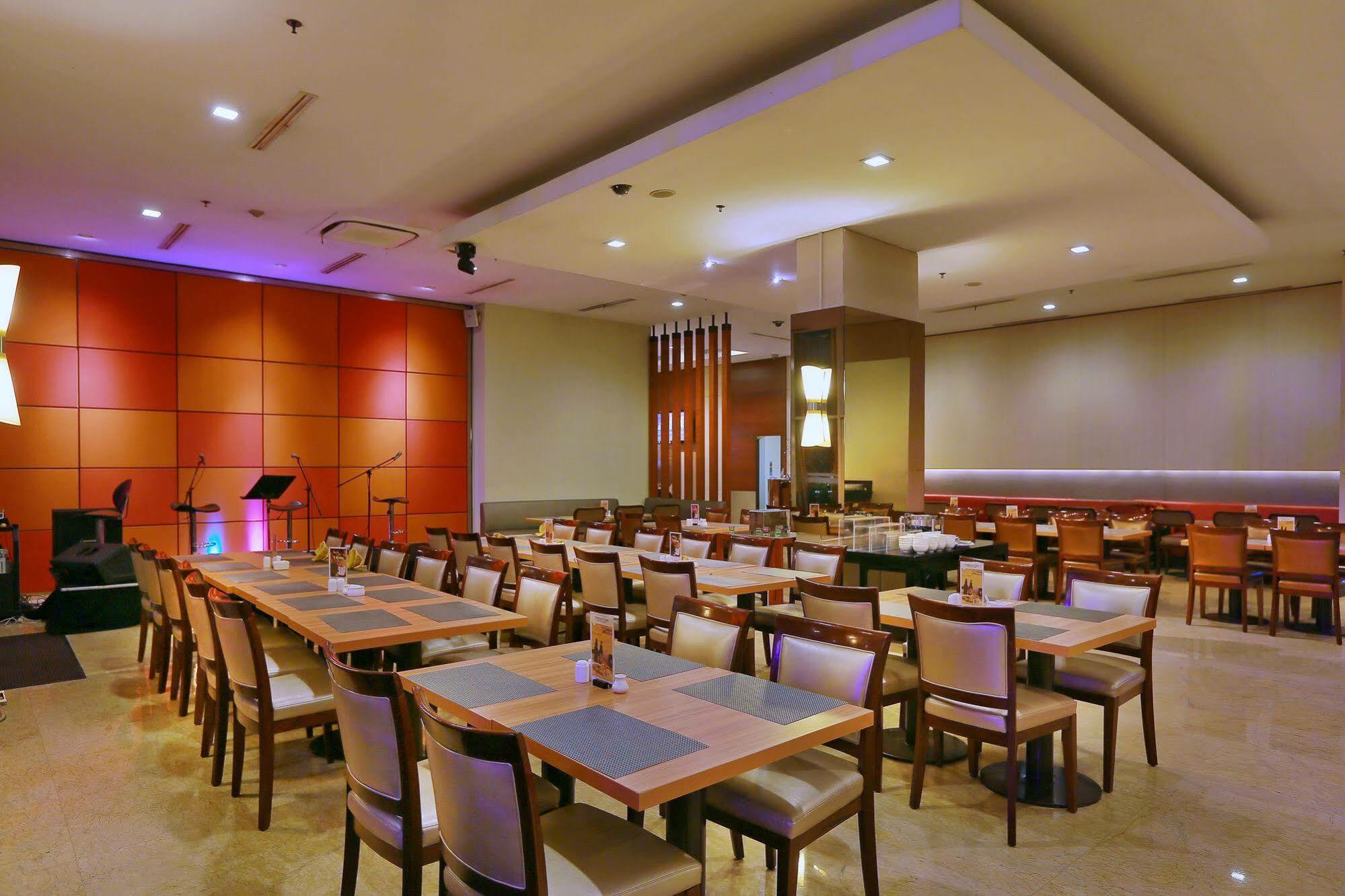 Park Hotel Cawang Джакарта Екстериор снимка