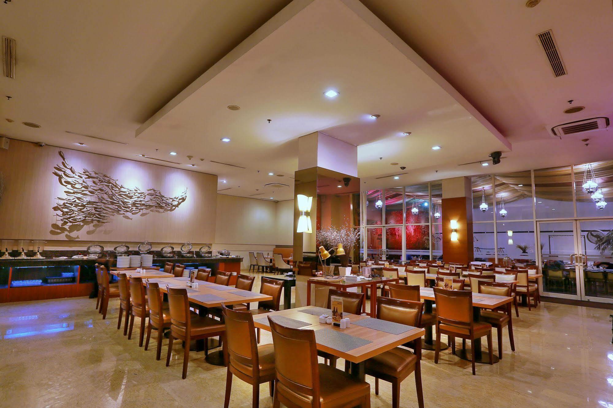 Park Hotel Cawang Джакарта Екстериор снимка